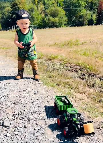 Vista 2 de Uarzt Tractor de juguete a control remoto con remolque Juego de vehículos de granja de metal con luces y diseño de 8 ruedas, camión tractor RC