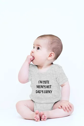 Vista 2 de Crazy Bros Tees Body de una pieza para bebé con texto en inglés "I'm Cute, Mom's Hot, Dad's Lucky
