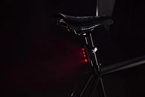 Vista 2 de Knog Blinder Road R70 luz recargable con USB trasero