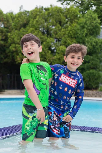 Vista 3 de Marvel Paquete de 3 trajes de baño de Avengers UPF 50+ para niños pequeños y grandes