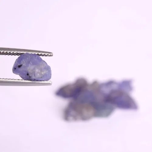 Vista 2 de REAL-GEMS Cristales curativos de tanzanita azul natural sin cortar Piedras preciosas sueltas 28.00 quilates Espécimen de piedras minerales