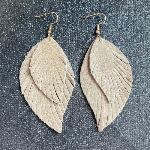 Vista 3 de JIUIQL Aretes colgantes hechos a mano, de piel auténtica, con flecos, de doble pluma, de color ligero, de poliuretano, para mujeres y niñas, joyería