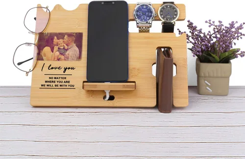 Vista 6 de Regalos para hombres – Estación de acoplamiento de madera personalizada – Organizador de mesita de noche grabado con soporte para teléfono, soporte