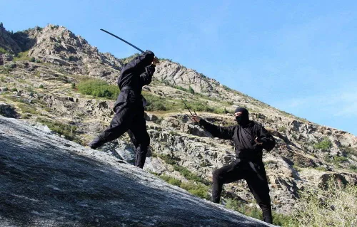 Vista 3 de disfraz auténtico de ninja, 14onzas, incluye cinturón color negro