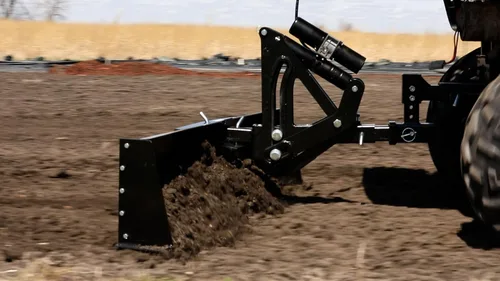 Vista 6 de KIT DE PAISAJE IMPACT IMPLEMENTS® para ATV, UTV y tractor de jardín. Incluye elevador, cuchilla niveladora y rastrillo de campo agrícola