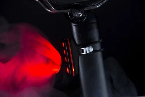 Vista 5 de Knog Blinder Road R70 luz recargable con USB trasero