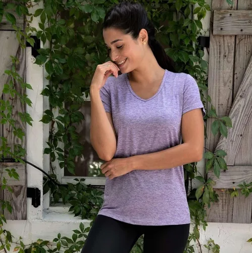Vista 6 de Real Essentials - Paquete de 5 camisetas de manga corta para mujer, con cuello en V, tela Dry-Fit que absorbe la humedad, para yoga