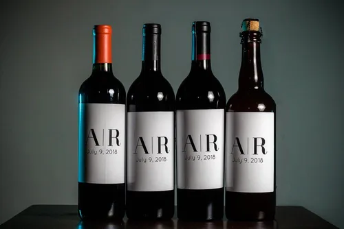 Vista 8 de 12 etiquetas autoadhesivas fáciles de usar para botellas de vino/cerveza de boda