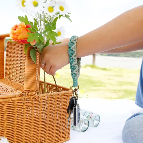 Vista 2 de Llavero de macramé, estilo bohemio, hecho a mano, llavero de muñeca para mujer