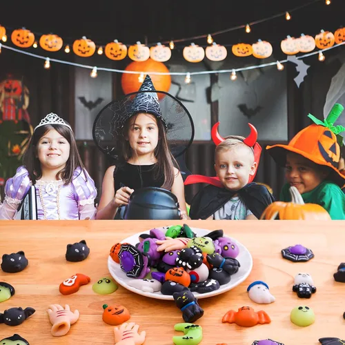Vista 7 de Paquete de 50 bolsas de golosinas de Halloween, juguetes esponjosos Mochi, recuerdos de fiesta para niños, juguetes para la ansiedad Kawaii