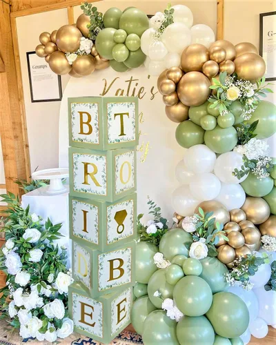 Vista 7 de 101 piezas de decoración de despedida de soltera de vegetación, cajas de globos doradas, bloques con BRIDE TO BE + GROOM + letras A - Z y 40 globos