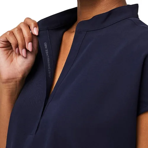 Vista 8 de Figs - Uniforme médico de mujer Rafaela, de dos bolsillos, cuello mandarín, ajuste holgado con elásticos suaves.