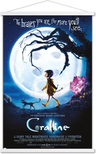 Vista 9 de Trends International Coraline - Póster de pared de una hoja Braver, 22.37 x 34.00 pulgadas, paquete de impresión premium y colgador de madera de haya