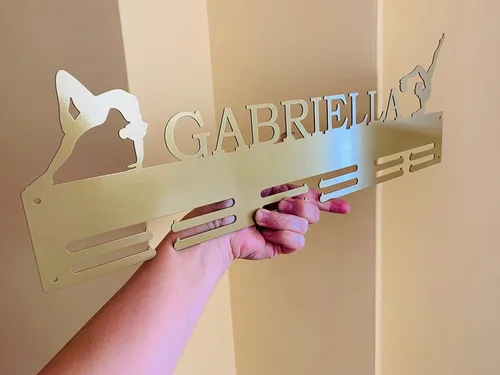 Vista 3 de Soporte personalizado para medallas de gimnasia, nombre personalizado, colgador de medallas de metal deportivo para pared, marco de exhibición