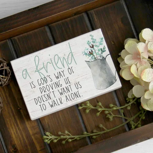 Vista 4 de Simply Said, INC Letrero Pequeño de Amistad con texto en inglés "A Friend Is God's Way of Proving He Doesn't Want Us to Walk Alone", placa de madera