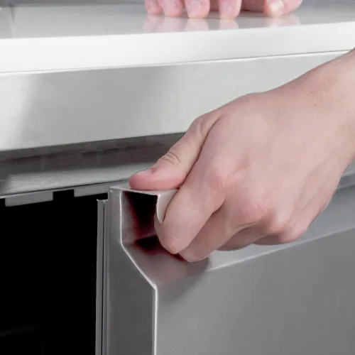 Vista 4 de Refrigerador de mesa para preparar sándwiches y ensaladas de 48" con dos puertas y 12 recipientes incluidos