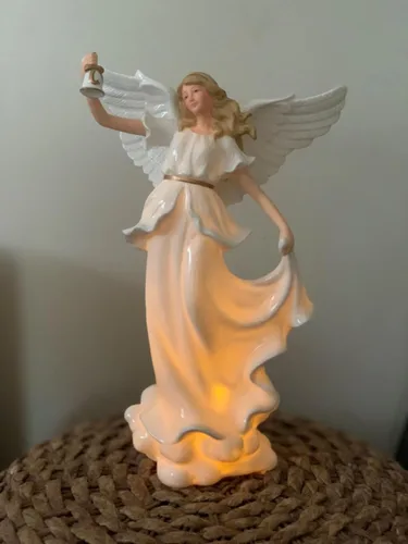 Vista 6 de Art Lins Escultura de ángel rezando con luz LED – Figura de ángel guardián de porcelana fina de 12.9 pulgadas que sostiene una campana, decoración