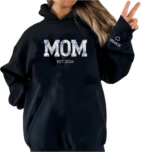 Vista 2 de LOVELYPOD Sudadera bordada personalizada con nombre de niños en la manga, camisa del día de la madre, regalo para la nueva mamá en Navidad