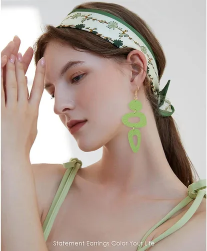 Vista 2 de GELVTIC Aretes de cuero genuino para mujeres y niñas, geométricos, grandes, colgantes, de corazón, gancho, hechos a mano, coloridos, ligeros, regalo