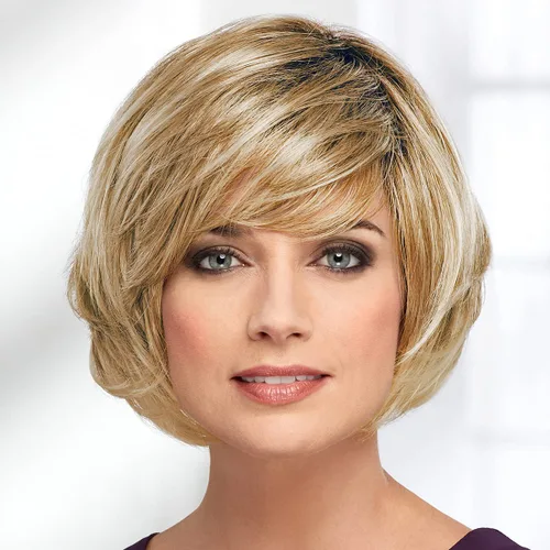 Vista 6 de Paula Young Laurel - Peluca WhisperLite Haute Bob con flequillo recortado en las cejas y capas en ángulo/tonos multitonales de rubio, plateado