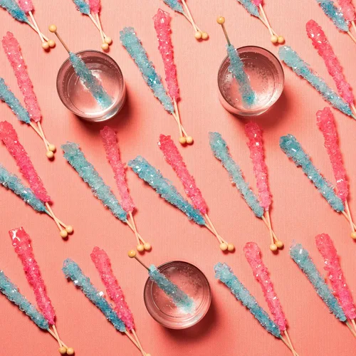 Vista 7 de Palitos de azúcar de caramelo de roca azul claro y rosa claro, 12 golosinas envueltas individualmente, sabor a algodón de azúcar y cereza