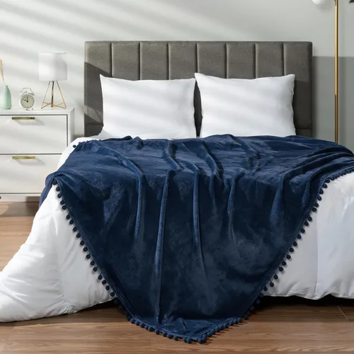 Vista 4 de PAVILIA Manta de forro polar para sofá con flecos de pompones, azul marino, manta de franela suave y acogedora para sofá cama, manta de felpa ligera