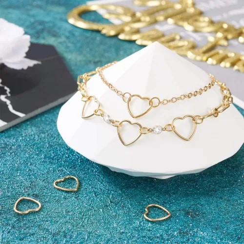 Vista 2 de Mega Pet 5 anillos de latón en forma de corazón, chapados en oro de 14 quilates, dije de latón de corazón hueco de San Valentín, dijes colgantes