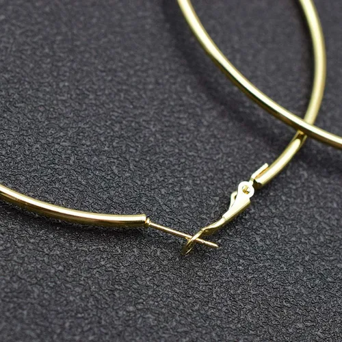 Vista 5 de Aretes de aro de baloncesto hipoalergénicos extra grandes para mujeres y hombres, aretes de aro finos grandes