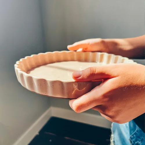 Vista 5 de MORA Molde de cerámica para tartas, fuente grande de porcelana de 9.5 pulgadas para tartas, quiche, pastel, flan, etc. Borde acanalado con volantes