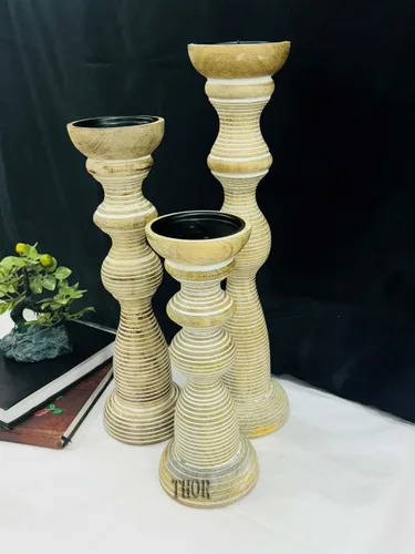 Vista 4 de Portavelas de pilar de madera tallada a mano encalada, juego de 3, estilo decorativo de Chennai, hecho de madera de mango, decoración rústica