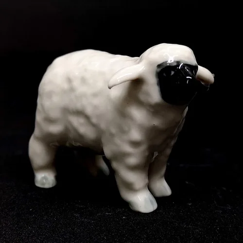 Vista 3 de Figura de cordero de oveja de cerámica de animales de granja, pintada a mano, decoración coleccionable en miniatura