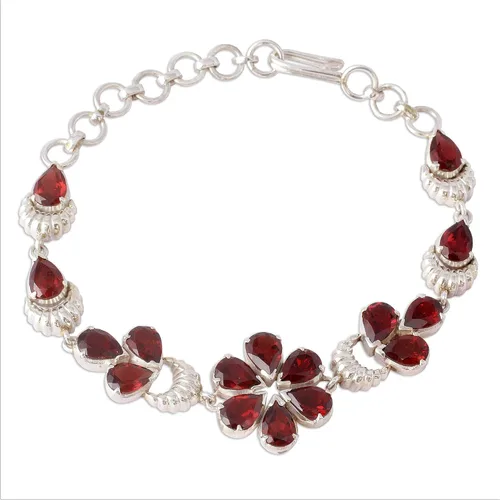 Vista 2 de NOVICA Pulsera de eslabones de plata de ley 925 granate, 7.5 pulgadas 'flor de cerezo', Granate