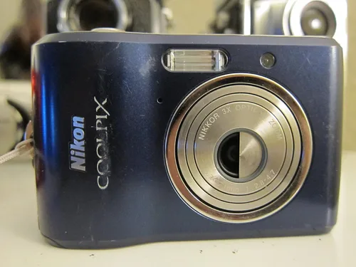 Vista 8 de Nikon Coolpix L18 - Cámara digital de 8 MP con zoom óptico 3x (rojo rubí)