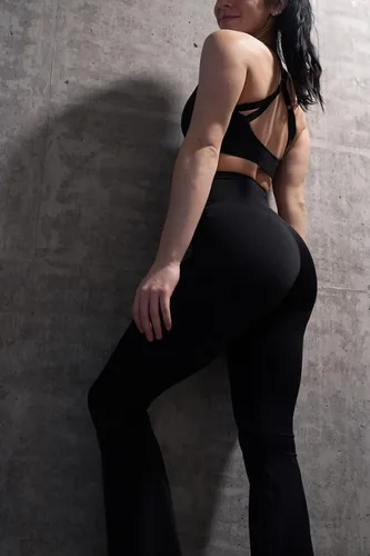 Vista 7 de Sunzel Leggings acampanados para mujer con bolsillos, pantalones de yoga cruzados con control de abdomen, cintura alta y pierna ancha