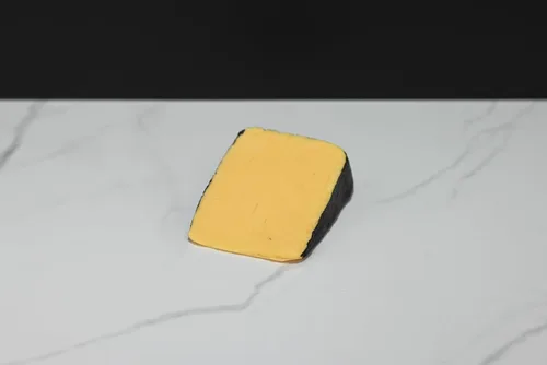 Vista 3 de Cuña de queso cheddar falso con cáscara negra