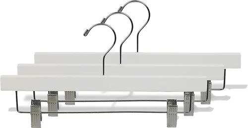 Vista 2 de Percha de madera blanca para pantalones con clips de cojín ajustables, caja de 50 perchas de fondo de madera plana con gancho giratorio cromado