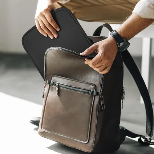 Vista 6 de DTTO Funda protectora delgada de neopreno acolchado para laptop de 15.6-16" Negro