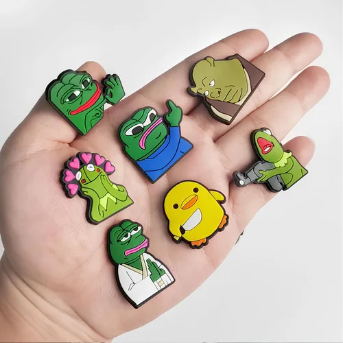 Vista 4 de 27 dijes de zapatos de rana de PVC para decoración de zapatos de dibujos animados para hacer bricolaje, sandalias, pulseras parodia divertidos