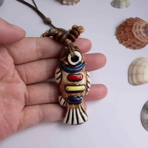 Vista 3 de Collar de cuentas de cerámica hecho a mano con colgante de pescado