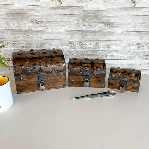 Vista 8 de Nautical Cove - Cofre del tesoro pirata hecho a mano para niños, premios y aula con cerradura y llaves de esqueleto – Caja de almacenamiento