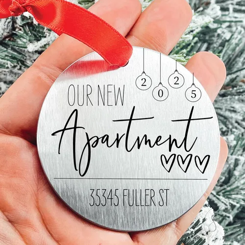 Vista 2 de Adorno personalizado de nuestro primer apartamento 2025 – Adorno de dirección personalizado, regalo para el nuevo hogar, primer recuerdo de Navidad