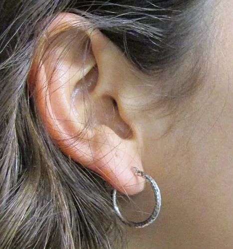 Vista 4 de Aretes de aro de oro blanco de 14 k con corte de diamante, (tubo de 0.079 in)
