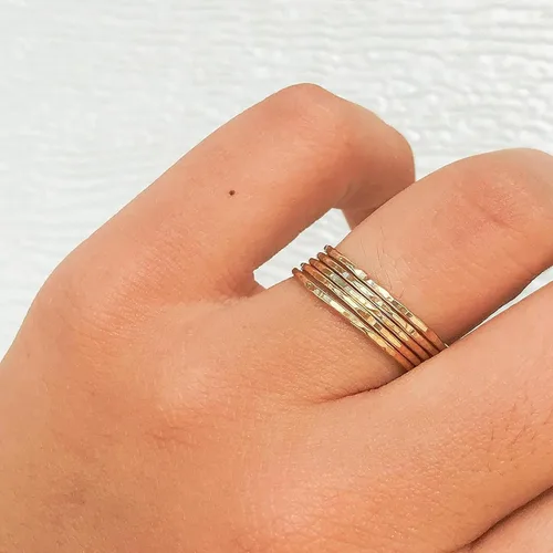 Vista 7 de Ellie J Maui Anillo martillado, anillos apilables delgados de 0.039 pulgadas (0.039 in), anillos minimalistas para mujeres, anillos rellenos de oro