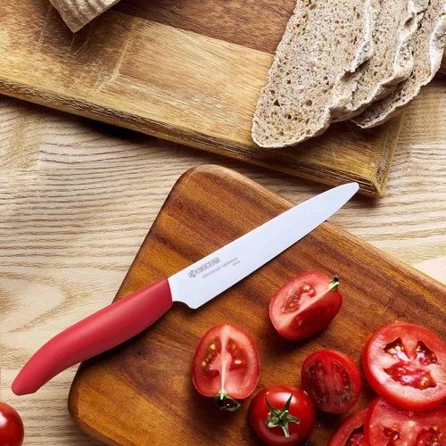 Vista 3 de Kyocera Revolution - Cuchillo de tomate de cerámica micro dentado de 5 Hoja de circonita japonesa no corrosiva con un borde micro dentado