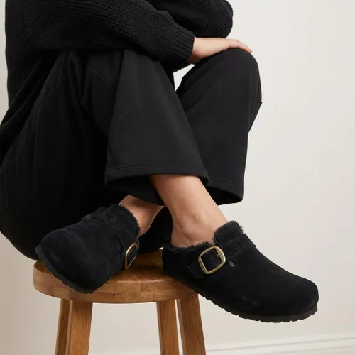 Vista 6 de CUSHIONAIRE Haven - Zuecos de cuero genuino para mujer, zapatos sin cordones con forro de piel sintética con plantilla de corcho y hebilla ajustable