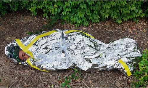 Vista 7 de Manta para dormir Emergency Survival Mylar - Paquete de 2