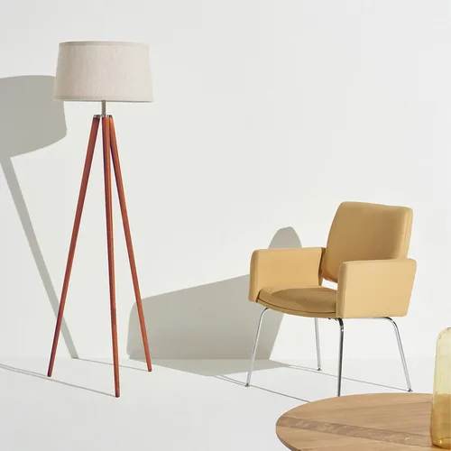 Vista 2 de Brightech Emma - Lámpara de pie LED, lámpara alta con patas de madera, lámpara de pie moderna de mediados de siglo para leer en el dormitorio Marrón