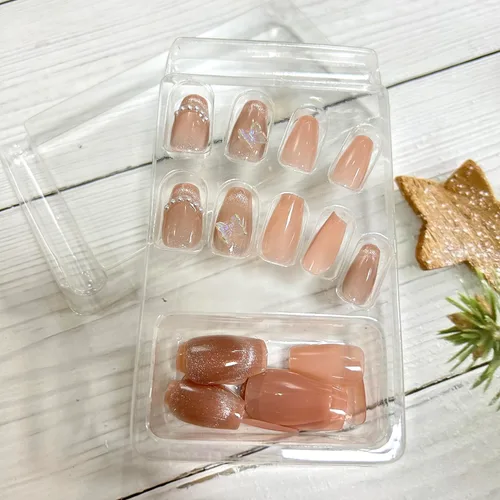 Vista 5 de Uñas postizas acrílicas artificiales con punta francesa en color nude con diseño de mariposa de cristal 3D y perla - Uñas de ataúd brillantes