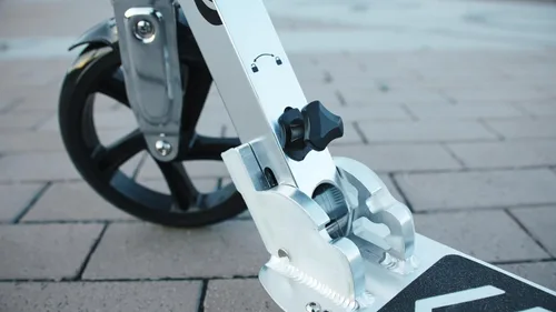 Vista 5 de Razor A5 DLX Patinete para niños de 8 años en adelante - Ruedas de uretano de 8", plegable, manubrio anti-traqueteo, para ciclistas de hasta 220 lbs