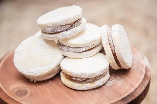 Vista 2 de Alfajores The Icing House - Sweets by Deliciosa - Caja de 12 galletas - Relleno de Dulce de leche
